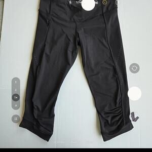 Lululemon Black Women's Activewear Leggings - Comfortable and Versatile